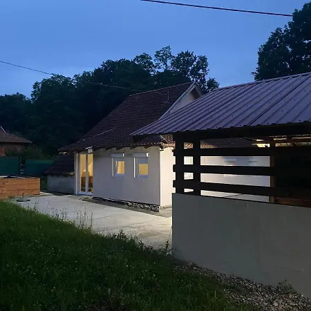 Iskra Ddur 度假居 上米拉诺瓦茨